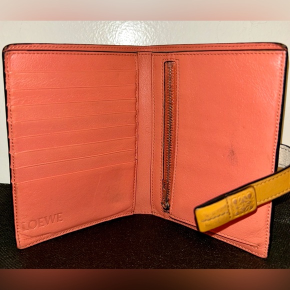 Loewe Calf Skin, Bi-fold Beige Light
Oat/Honey exterior . Papaya Interior. - Picture 4 of 13